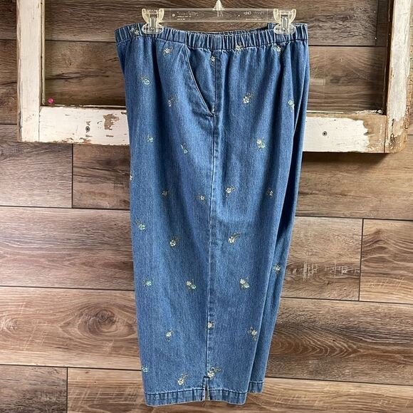 Classic Element Petite Ladies Jeans,Size XLP,Blue with Small Embroidered Flowers - Picture 5 of 10